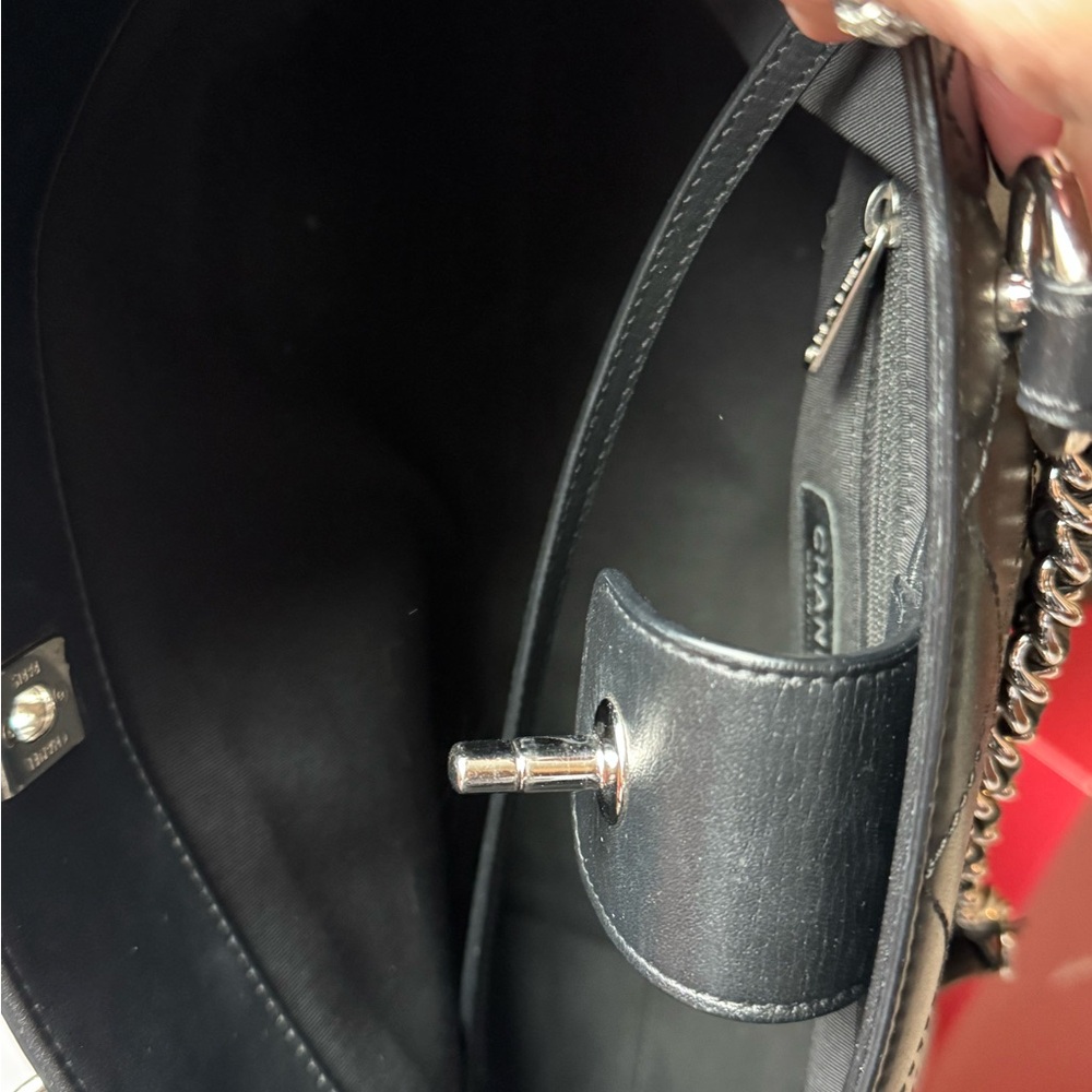 Chanel 17C Ring My Bag Tote in Black calfskin with silver hardware - Picture 10 of 13